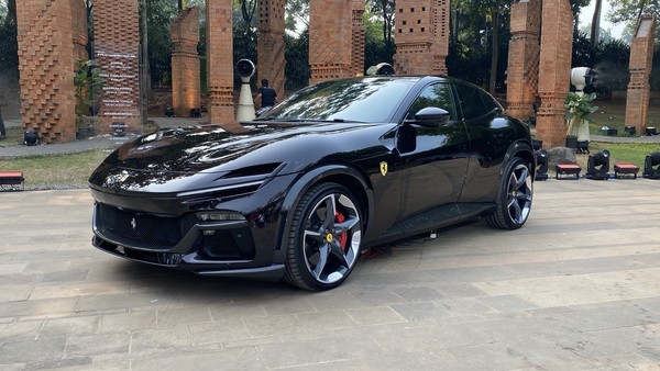 Ferrari Purosangue Önü