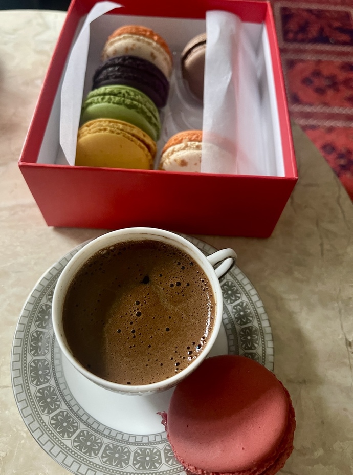 Türk kahvesi ☕️ yanında makarona ne dersin? Sever misin, denedin mi?