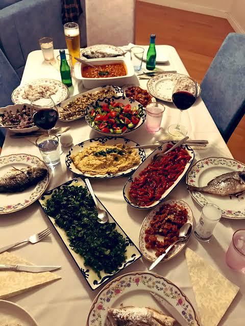 Yemek yerken durduk yere gelen bakışlardan rahatsız oluyor musunuz?