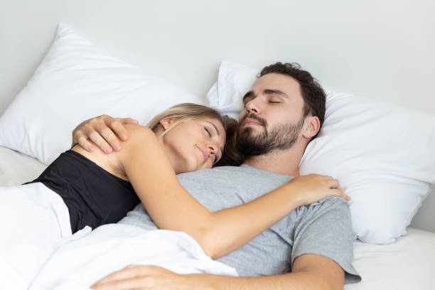 Geceleri yatakta uyurken neden bir şeylere sarılma isteğimiz gelir?