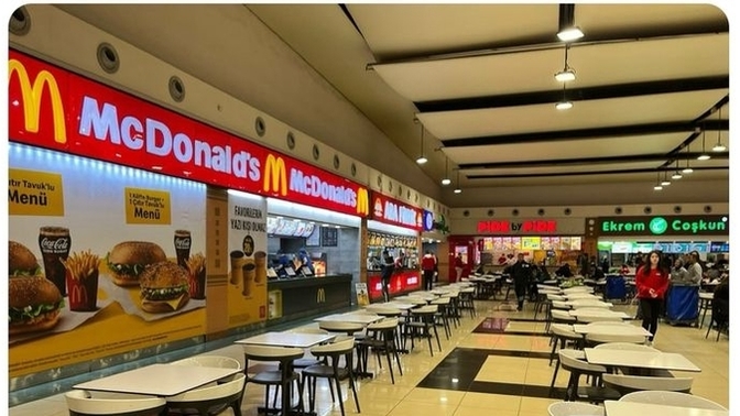 Konya'da bulunan MC Donalds markasının önünde tek bir müşterinin dahi olmaması sosyal medyada gündem oldu?