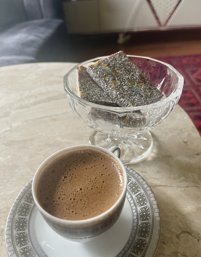 Türk kahvesi yanında Antep fıstıklı cezeryeye ne dersin? Cezerye sever misin?