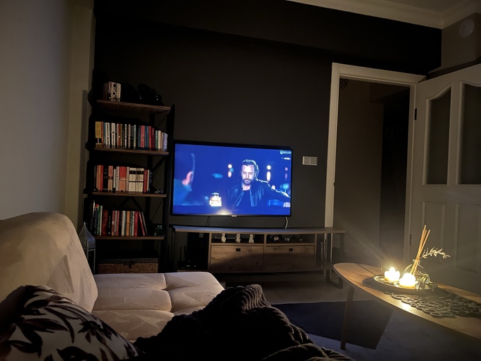 Hangisi eşlik ediyor sana dizi/film mi yoksa müzik/sessizlik mi?