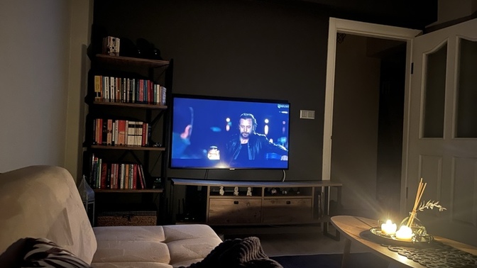 Hangisi eşlik ediyor sana dizi/film mi yoksa müzik/sessizlik mi?