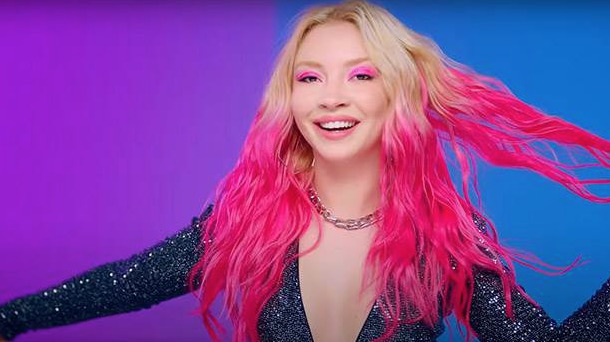 #Hadise, yaptığı paylaşımda bebeleri pistten alalım dedi. #EceSeçkinden yanıt gecikmedi! Sizce mekanın sahibi Hadise mi, Ece mi?
