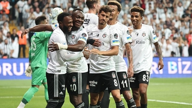 Beşiktaş'ta Sular Durulmuyor Derbi Sonrası 4 Oyuncu kadro dışı bırakıldı. Sizce Kadro Dışı Bırakılmaları Doğru mu?