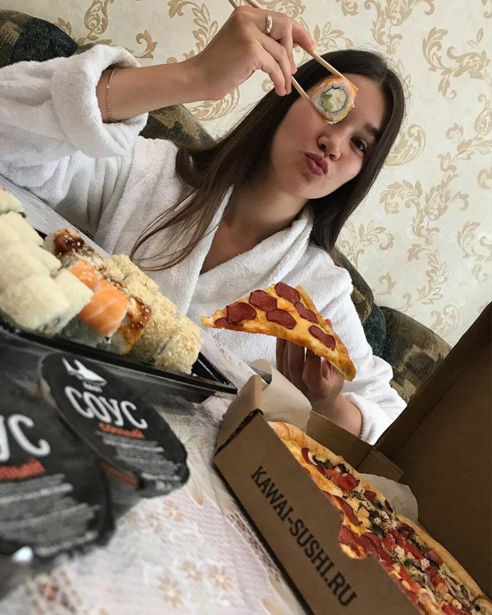 Zayıf kızların sürekli Ay çok kilo aldım tripleri kimleri delirtiyor?