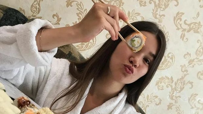 Zayıf kızların sürekli "Ay çok kilo aldım" tripleri kimleri delirtiyor?