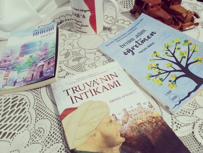 Bu güzel üç kitaptan hangisini baş ucu kitabım yapayım 😻?