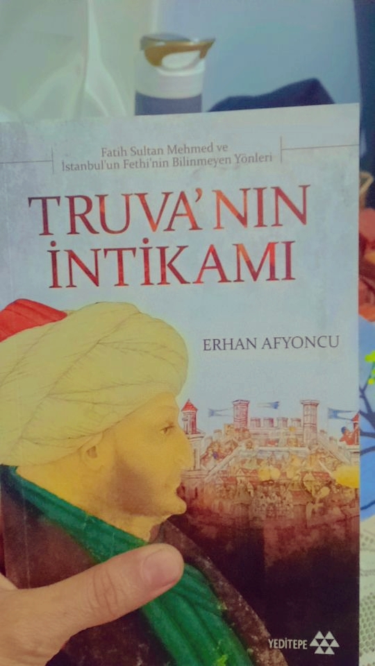 Bu güzel üç kitaptan hangisini baş ucu kitabım yapayım 😻?