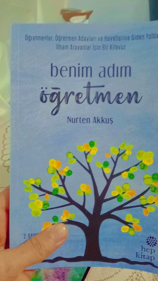 Bu güzel üç kitaptan hangisini baş ucu kitabım yapayım 😻?