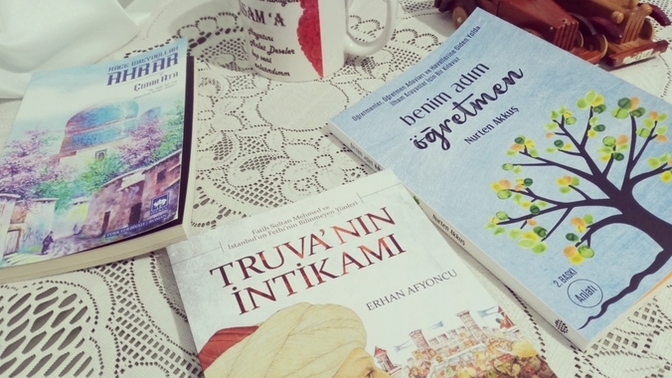 Bu güzel üç kitaptan hangisini baş ucu kitabım yapayım 😻?