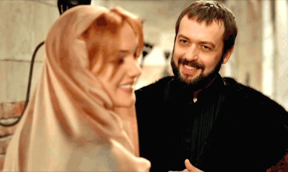 Sevmediğiniz birine seviyormuş gibi mi davranırsınız yoksa direkt sevmediğinizi belli eder misiniz?