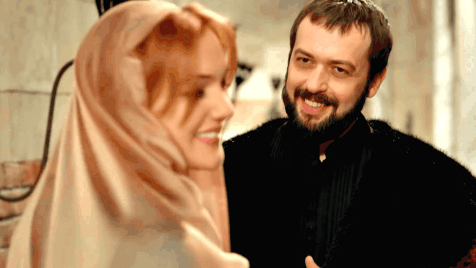 Sevmediğiniz birine seviyormuş gibi mi davranırsınız yoksa direkt sevmediğinizi belli eder misiniz?