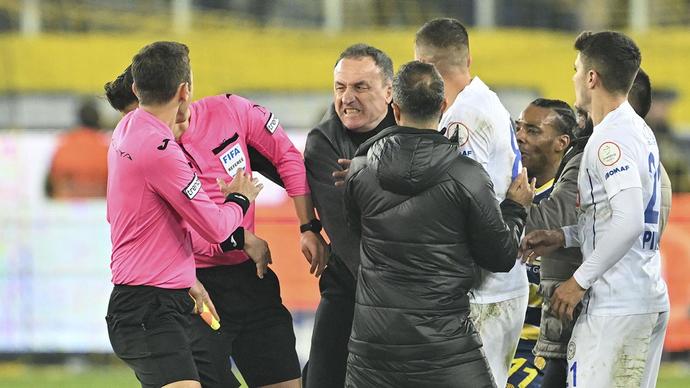 Halil Umut Melere yapılan saldırısı sonrasında TFF, tüm liglerdeki maçları süresiz olarak erteledi. Sizce karar doğru mu?