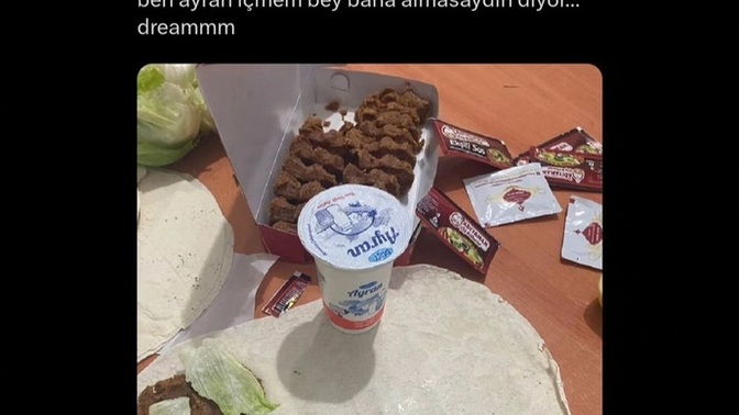 Yemek yemek yalnız mı daha zevkli kalabalıkta mı?