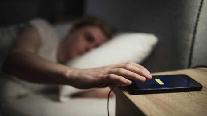 Telefonunuzu gündüz mü, gece yatarken mi şarj ediyorsunuz?
