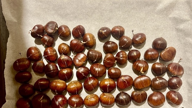 Kestane 🌰 sever misin? Kestaneyi 🌰 fırında mı? Tavada mı? Yoksa soba üzerinde mi yapıp yemeyi seversin?
