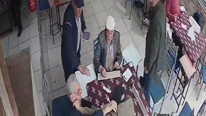 Dedeler okey masasında taş kavgasına girmiş! Erkekler bu okey oyunlarını niye bu kadar abartıyor?