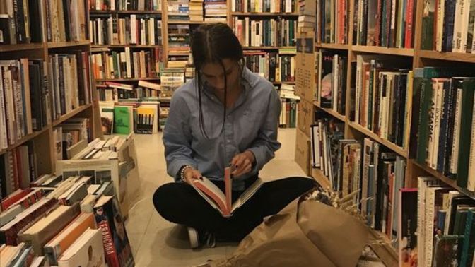 Kütüphanede bir çocuk iki gündür benimle aynı masaya oturuyor. Bir anlamı olabilir mi?