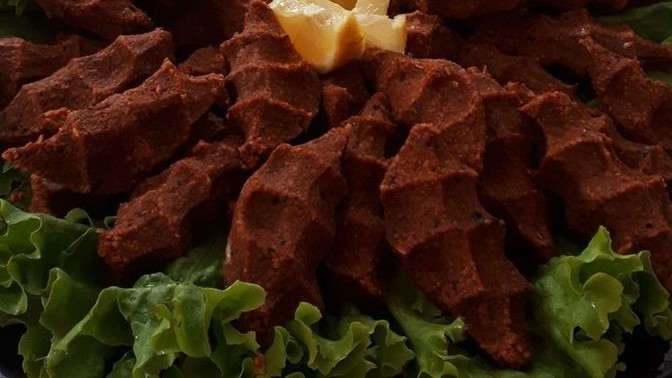 Çiğ köfteyi marulla mı yoksa dürümle mi yemeyi seversiniz?