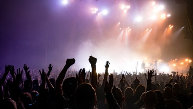Kimin konserine hangi ünlü ile gitmek isterdin?