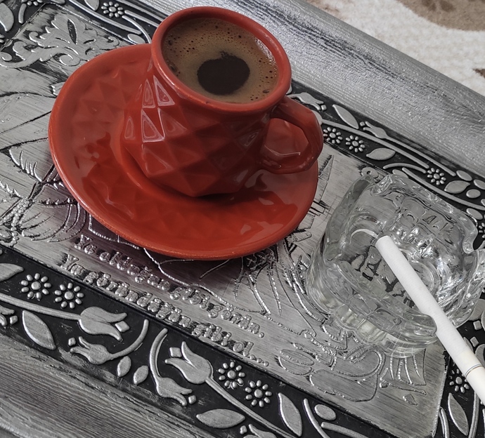 Kahvenin tadı yalnız mı çıkar, biriyle sohbet eşliğinde mi?