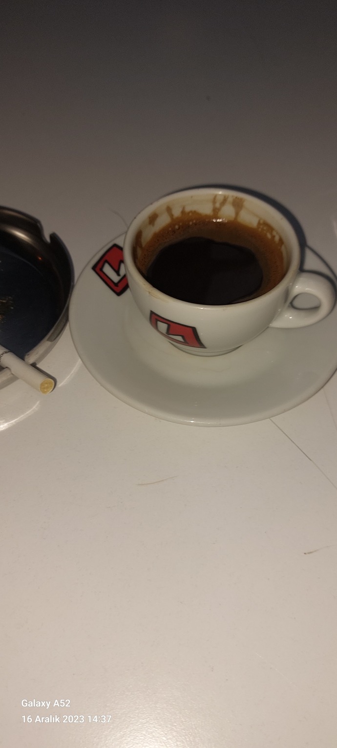 Kahvenin tadı yalnız mı çıkar, biriyle sohbet eşliğinde mi?