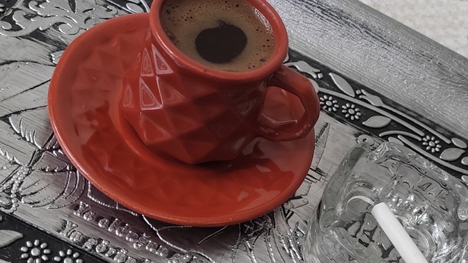 Kahvenin tadı yalnız mı çıkar, biriyle sohbet eşliğinde mi?