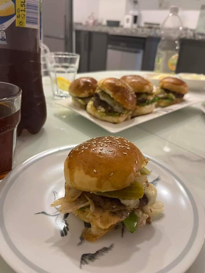 İlk defa hamburgeri evde yapmayı denedim. Dışarıdakilere benzemiş mi 😂?