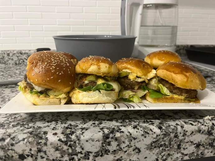 İlk defa hamburgeri evde yapmayı denedim. Dışarıdakilere benzemiş mi 😂?