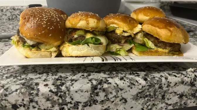 İlk defa hamburgeri evde yapmayı denedim. Dışarıdakilere benzemiş mi 😂?