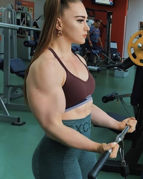 Yolda yürürken omuz atsa ne yapardınız?