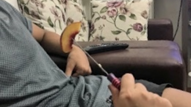 Size hiç elma soyulup bıçakla uzatıldı mı?