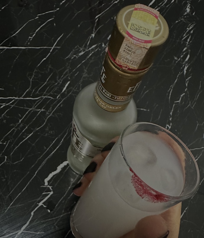 Bugün kırmızı rujumuz siyah ojelerimiz ile tuttuğumuz rakı bardağını süslesin o zaman😏
