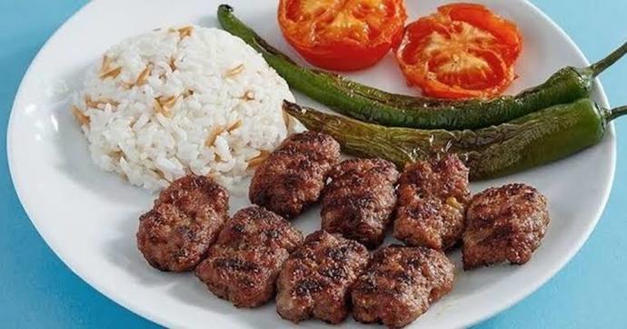 Köfteye en çok yakışan pilav mı patates mi?