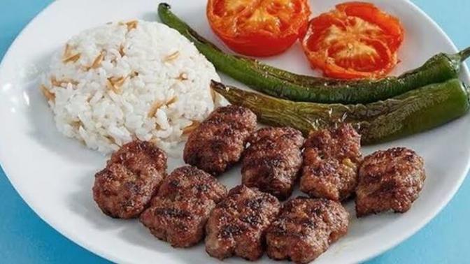 Köfteye en çok yakışan pilav mı patates mi?