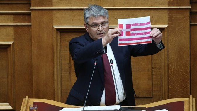 Yunanistan'da "Şehitlerin kanıyla boyanan bir al bayrağımız neden yok?" tartışması başlamış. "Al bayraki" hamlesi gelir mi?