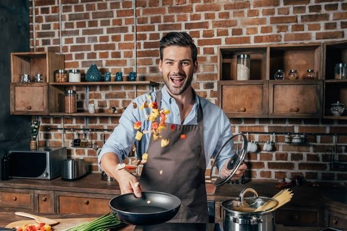 Sizce de yemek yapan erkekler çok çekici değiller mi?