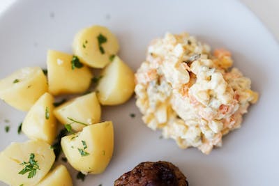 Yılbaşı sofrasına patates salatası mı Rus salatası mı daha çok yakışır?