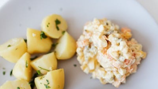 Yılbaşı sofrasına patates salatası mı Rus salatası mı daha çok yakışır?