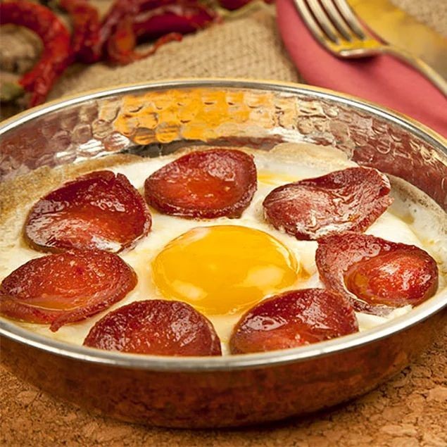 Kahvaltı sofrasının tacı olan sucuk sizce yumurtalı mı olmalı, yoksa yumurtasız mı?