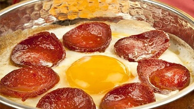 Kahvaltı sofrasının tacı olan sucuk sizce yumurtalı mı olmalı, yoksa yumurtasız mı?