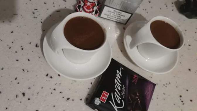 Türk kahvesini sade mi içersin, yoksa yanında birşeyler mutlaka olur mu?
