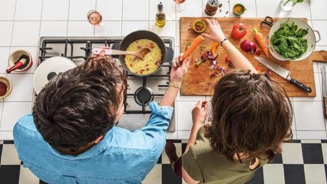 Sevgilinizin hijyene dikkat etmeden size yemek yaptığına şahit olsanız o yemeği yer miydiniz?