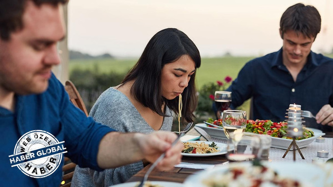 Yemek yerken yanınızda şapırdayan birisi olursa ne yaparsınız?