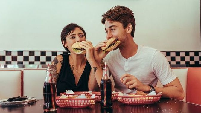 Sizinle yemeğe çıksaydım ne yerdim söyleyim mi?