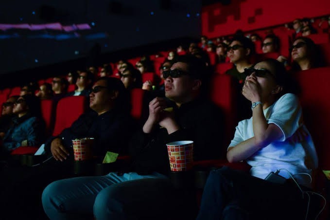 Filmi sinemada izlemeyi mi yoksa evde izlemeyi mi seversiniz?