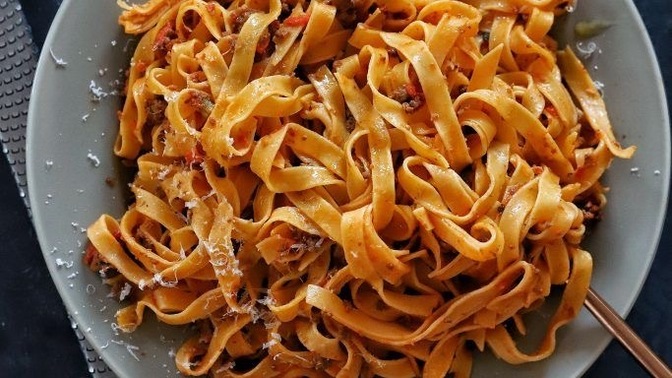 Spagetti makarna yaparken kırıyor musunuz yoksa bütün mü pişiriyorsunuz?