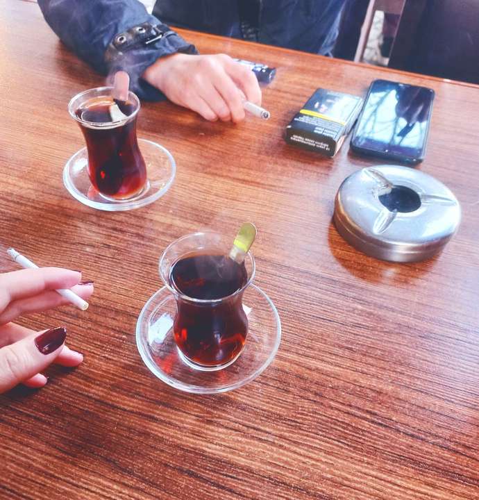 Çay kimle güzel içilir?
